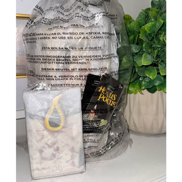 NWT! Loungefly Disney Hocus Pocus Black Flame Candle Crossbody & Wallet Set - Picture 10 of 10